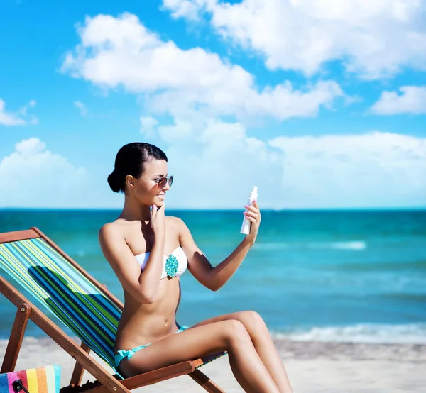 Gyönyörű nő pihentető nyári strand — Stock Fotó