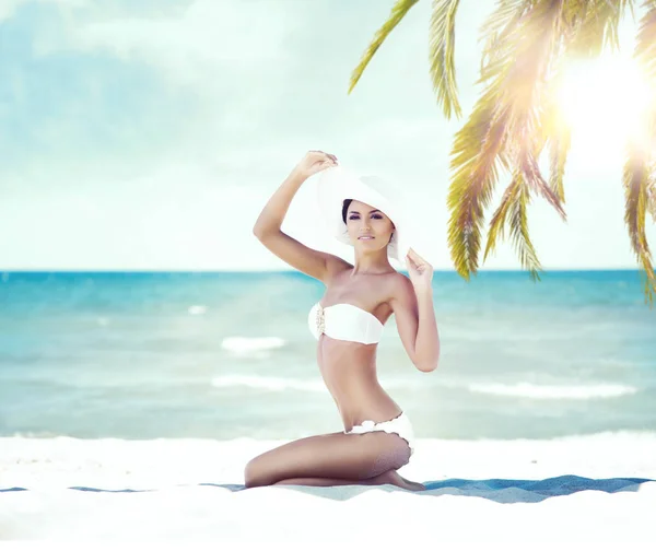 Mooie vrouw ontspannen op zomer-strand — Stockfoto