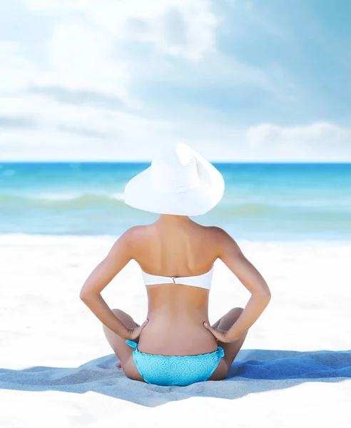 Vacker kvinna mediterar på sommaren beach — Stockfoto