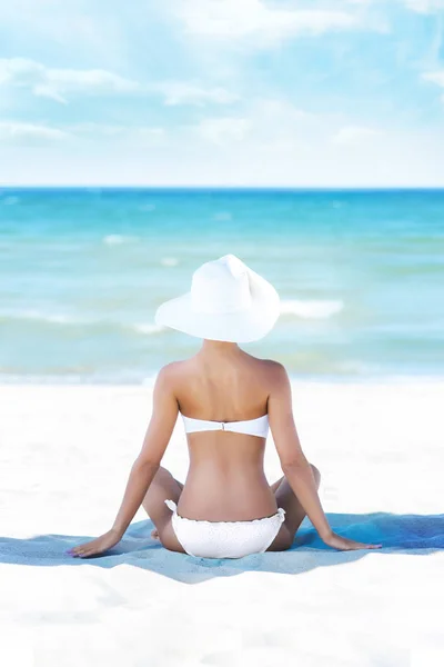 Hermosa mujer meditando en la playa de verano — Foto de Stock