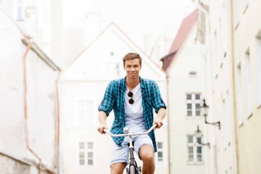 Bisiklete binen genç adam