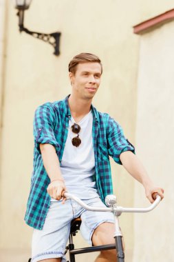 Bisiklete binen genç adam