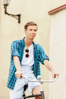 Bisiklete binen genç adam