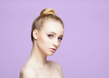 Güzel genç bir kadının portresi.