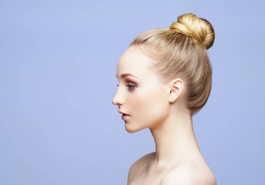 Güzel genç bir kadının portresi.