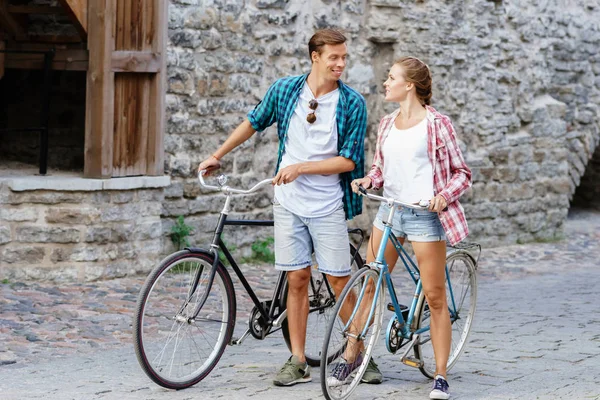 Pareja feliz joven — Foto de Stock