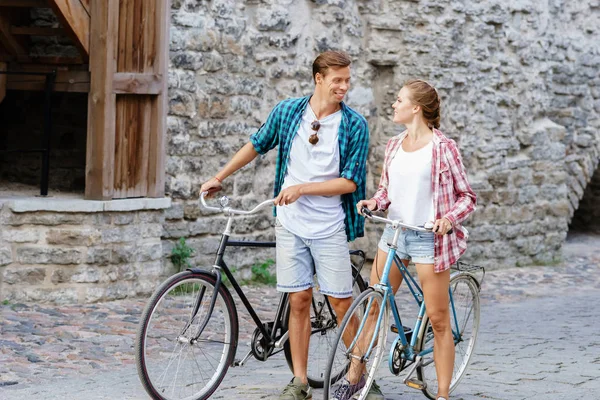 Junges glückliches Paar — Stockfoto