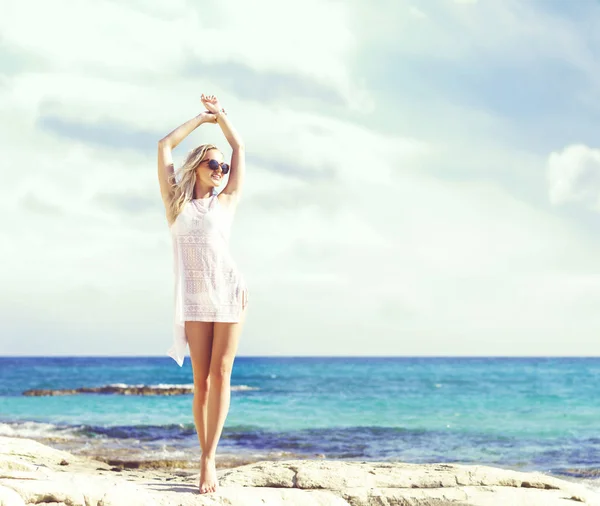 Schöne junge Frau am Strand — Stockfoto