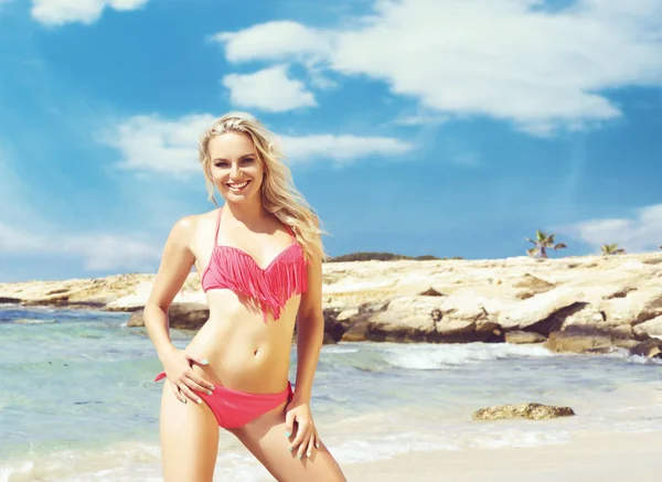 Mooie jonge vrouw op strand — Stockfoto