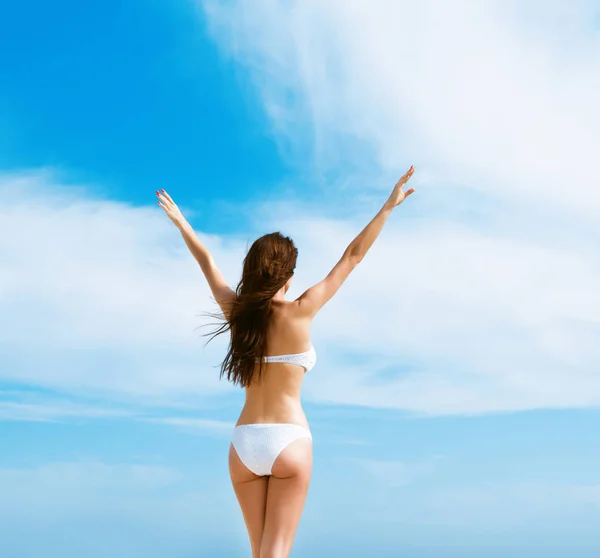 Mulher bonita na praia — Fotografia de Stock