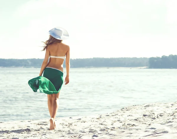 Vacker ung kvinna på stranden — Stockfoto