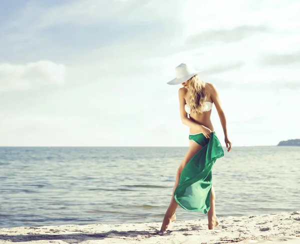 Vacker ung kvinna på stranden — Stockfoto