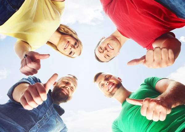 Groep gelukkige jonge vrienden — Stockfoto