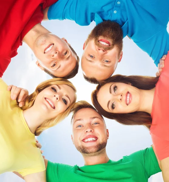 Groep gelukkige jonge vrienden — Stockfoto