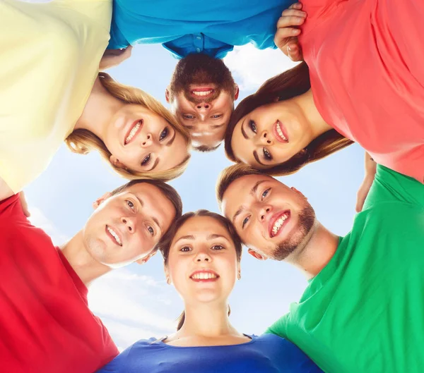 Groep gelukkige jonge vrienden — Stockfoto