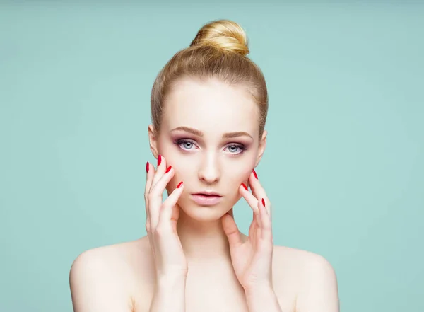 Portrait of beautiful young woman — Stock Photo, Image