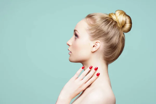 Retrato de una hermosa joven — Foto de Stock