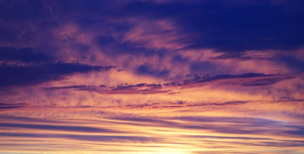 Schöner Himmel bei Sonnenuntergang — Stockfoto