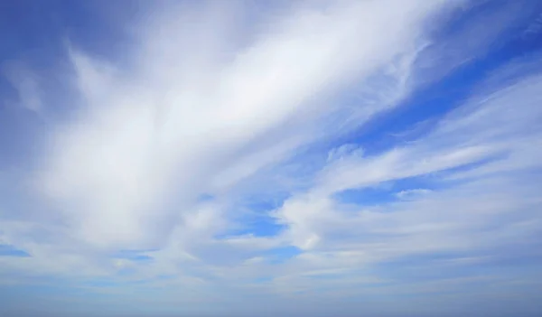 Blå himmel och moln — Stockfoto