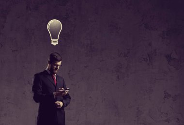 Siyah takım elbiseli bir iş adamı.