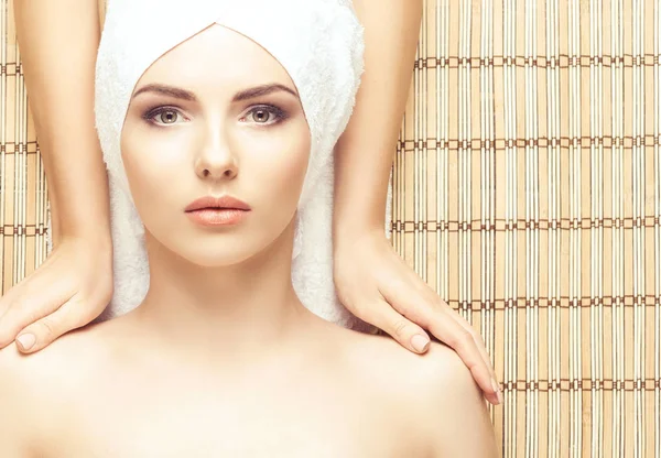 Ung kvinna på spa massage förfarande — Stockfoto