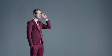 genç ve kendinden emin bir işadamı