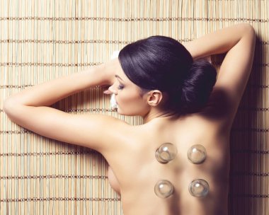 spa masaj genç ve doğal bir kadın 