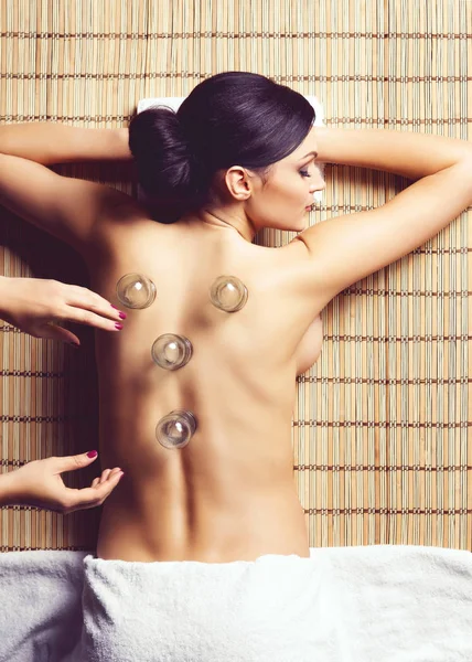 Jonge en natuurlijke vrouw op spa massage — Stockfoto