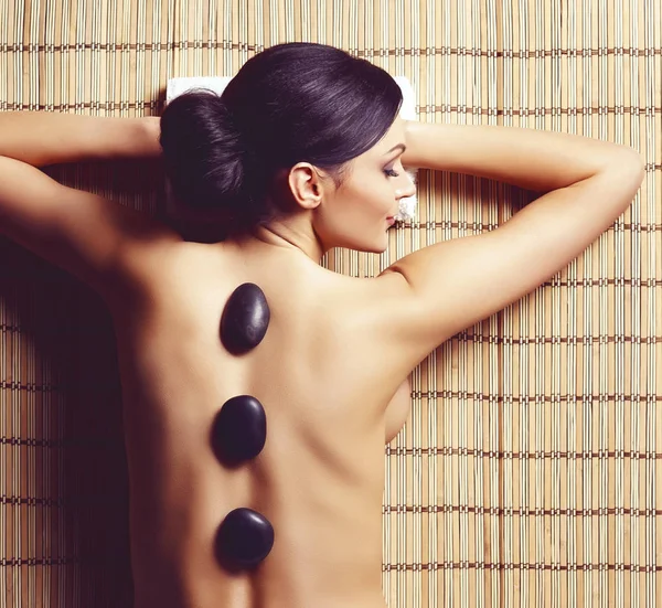 Beautiful woman relaxing in spa salon — Stock Photo, Image