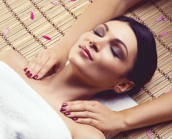 Giovane donna in Spa Salon — Foto Stock