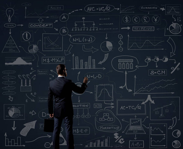 Бизнесмен в черном костюме