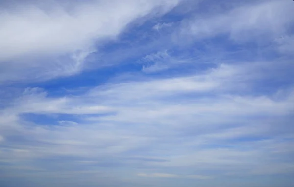 Blå himmel och moln — Stockfoto