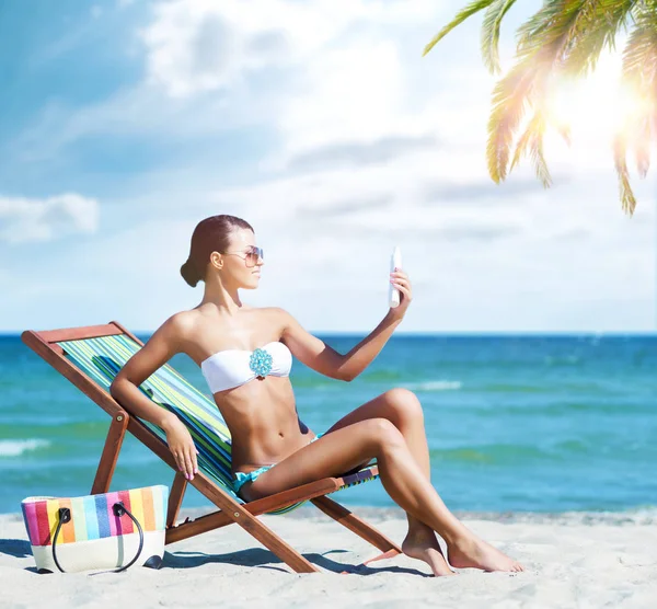 Hermosa mujer relajante en la playa de verano — Foto de Stock