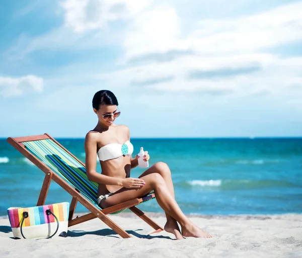 Bella donna rilassante sulla spiaggia estiva — Foto Stock