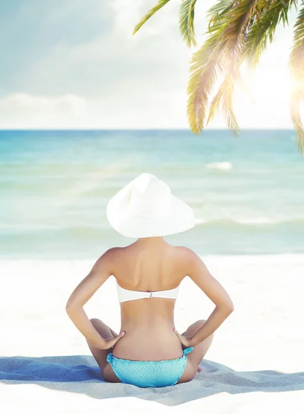 Güzel kadın yaz sahilde meditasyon — Stok fotoğraf