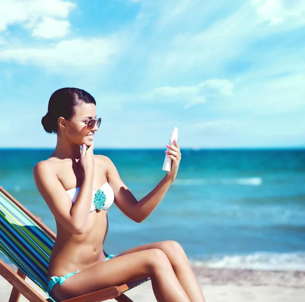 Schöne Frau entspannt sich am Sommerstrand — Stockfoto