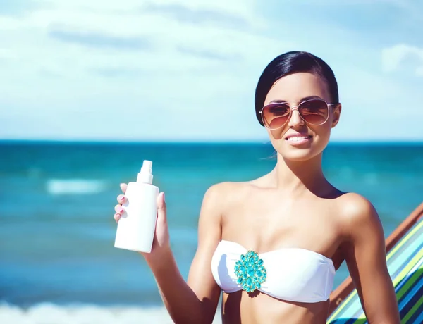 Schöne Frau entspannt sich am Sommerstrand — Stockfoto