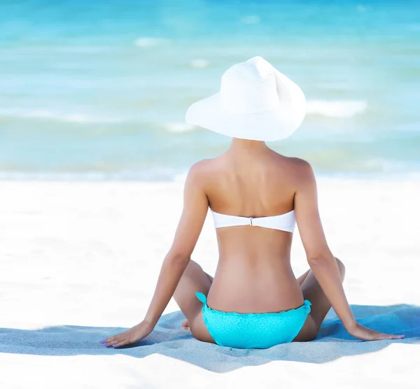 Vacker kvinna mediterar på sommaren beach — Stockfoto