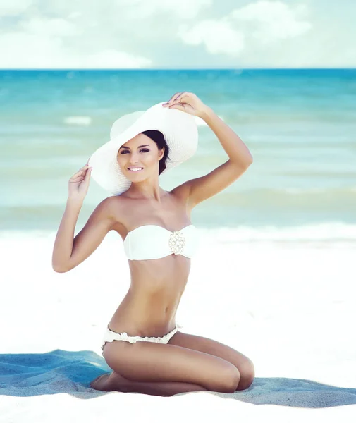 Bela mulher relaxante na praia de verão — Fotografia de Stock