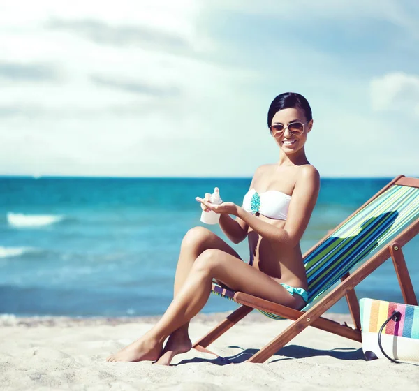 Gyönyörű nő pihentető nyári strand — Stock Fotó