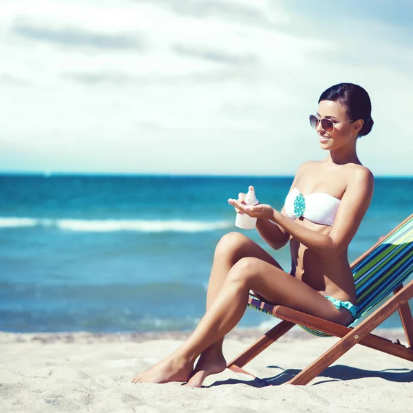 Piękna kobieta relaks na plaży latem — Zdjęcie stockowe