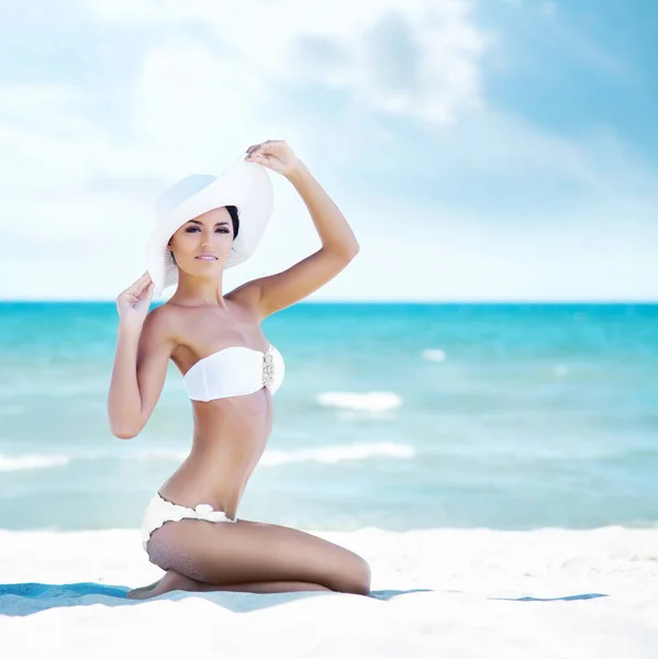 Hermosa mujer relajante en la playa de verano — Foto de Stock