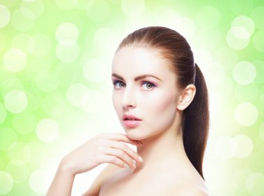 Genç ve güzel bir kadının portresi