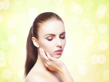 Genç ve güzel bir kadının portresi