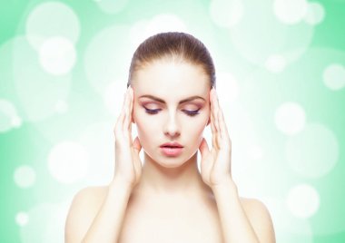 Genç ve güzel bir kadının portresi