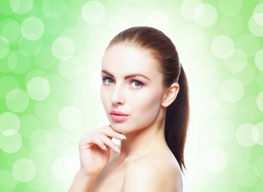 Genç ve güzel bir kadının portresi