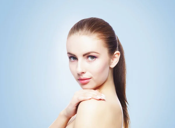 Retrato de mujer joven y hermosa — Foto de Stock