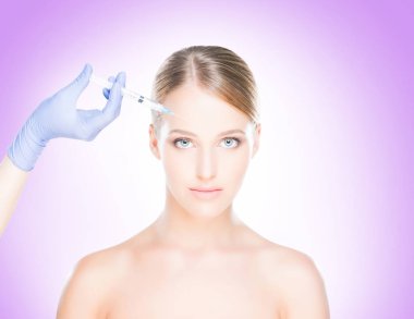 Kadının yüzü içine enjeksiyon yapma doktor