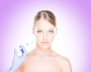 Kadının yüzü içine enjeksiyon yapma doktor