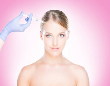 Kadının yüzü içine enjeksiyon yapma doktor